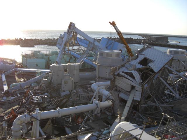 Central nuclear de Fukushima tras el paso del tsunami (foto Tepco)
