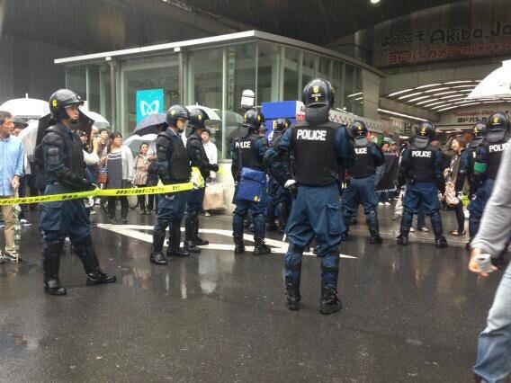 Policía en Akihabara (foto Twitter)
