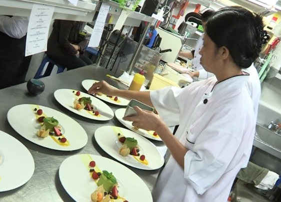 Los japoneses gastaron menos en restaurantes tras aumento del impuesto