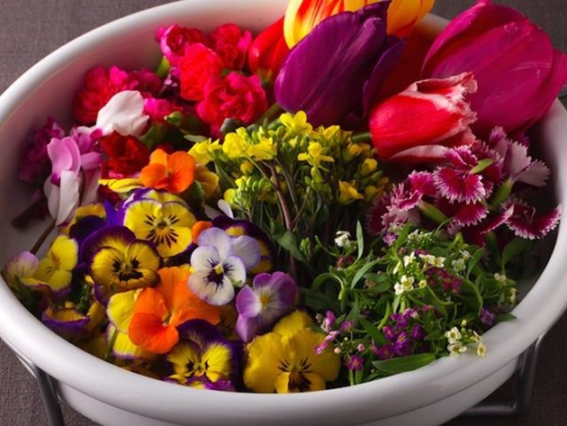 Ensalada de flores y verduras de temporada (Foto Da Fiore)