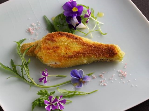 Flor de calabacín apanada rellena con requesón. (Foto Da Fiore)