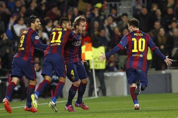 Rakitic celebra su gol con Messi, Neymar y Suárez.