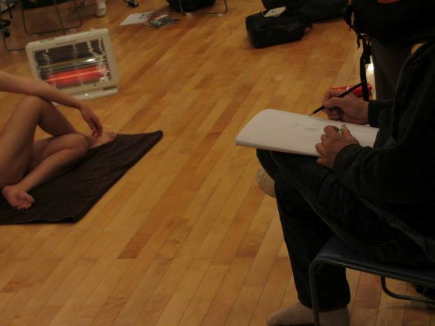 Los hombres dibujan a mujeres desnudas para conocer el cuerpo femenino (foto Manos blancas)
