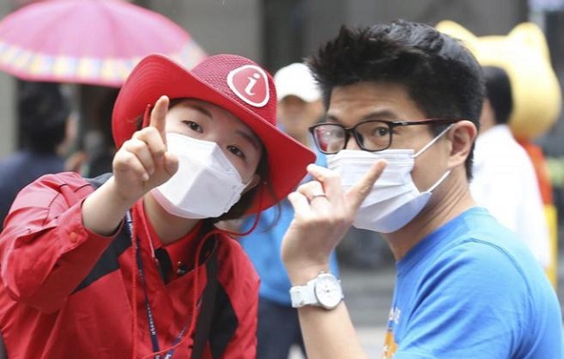 La población surcoreana usa mascarillas para prevenir el mal.