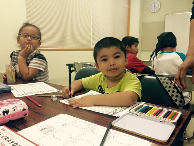Pedro Satsuji Soto Villafuerte (3 años) y la niña Aiko Hana Ojeda Calle (4 años) aprenden a escribir en Yachay. 