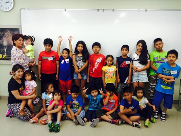 La profesora Mariela Noguni y la auxiliar Estefany Limaylla con alumnos de Yachay.