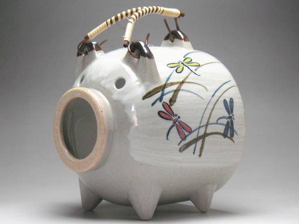 Katori buta. Recipiente en forma de puerco para espiral de mosquitos.