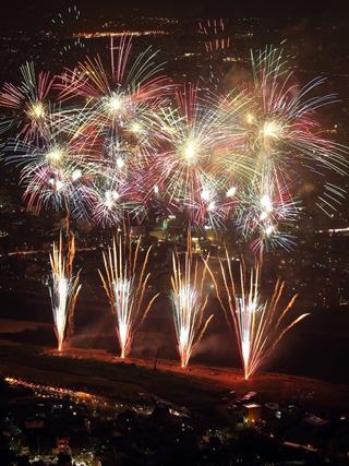  Gifu - Zenkoku Senbatsu Nagaragawa Chunichi Hanabi Taikai en Nagara bashi Karyu～Kinka bashi joryu