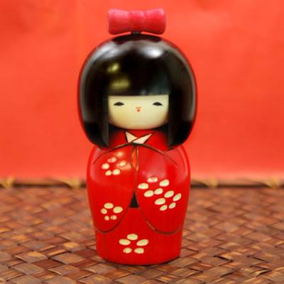 Kokeshi. Muñeca tradicional japonesa fabricada de madera.