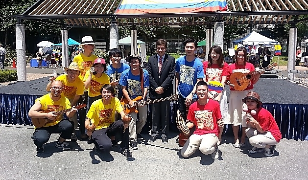 El embajador Roberto Vélez con la Estudiantina Komaba de la Universidad de Tokio.