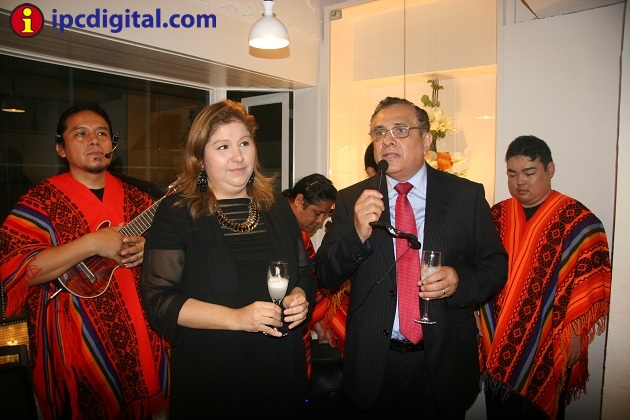 El embajador Elard Escala y Patricia Escalante en la inauguración del tercer local en Tokio del restaurante de cocina peruana, Miraflores.