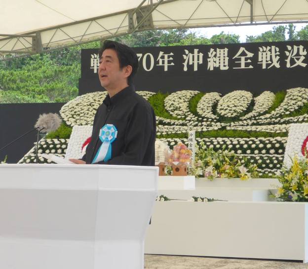 Shinzo Abe en Okinawa (foto gobierno de Japón)