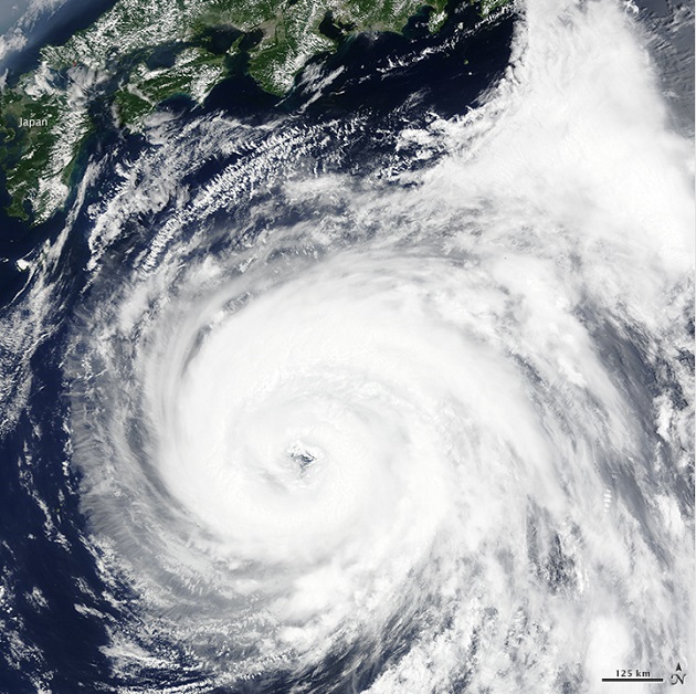 El tifón 11 fotografiado por la NASA frente a Japón.