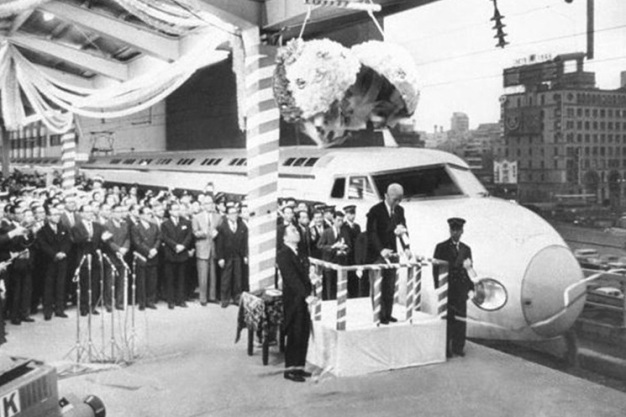 Tokio, 1964. Inauguración del shinkansen. El milagro económico en marcha.