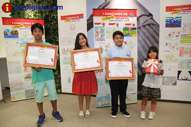Los premiados por el Banco do Brasil, Naoki Pacheco, Kaor Irey, Felipe Sakaguti y Angie Miyasato.