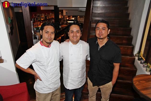Haruo Kawasaki y Bruno Nakandakari del Bepocah con Jorge Dionicio al centro.