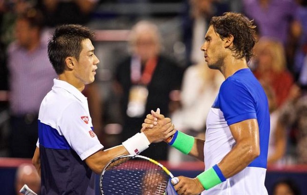 Nishikori y Nadal se saludan al final del juego.