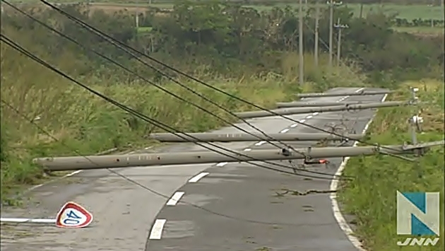 Los postes de electricidad fueron derribados por el viento en Okinawa.