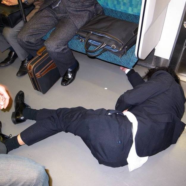 Salaryman borracho en tren (foto salaryman.media)