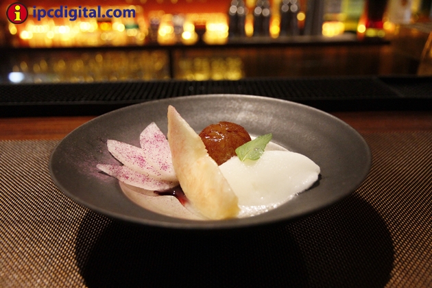 Sorbete de sudachi, frutas de la temporada & polvo de chicha morado.