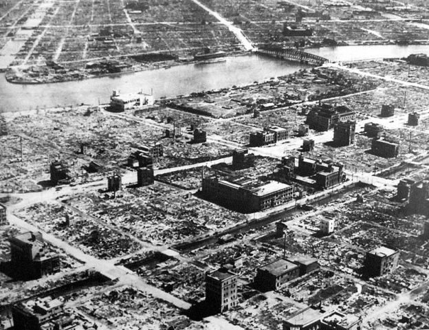 Así quedó Tokio tras ser bombardeado por EEUU en marzo de 1945. Murieron alrededor de 100.000 personas