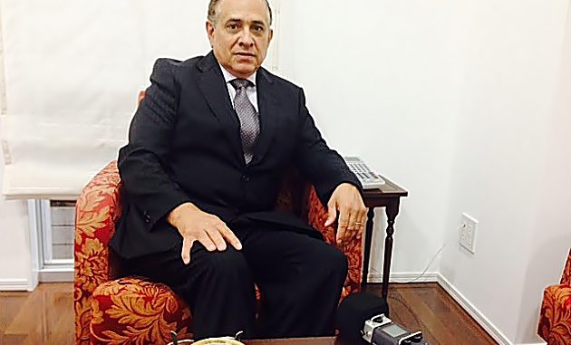 Embajador Elard Escala