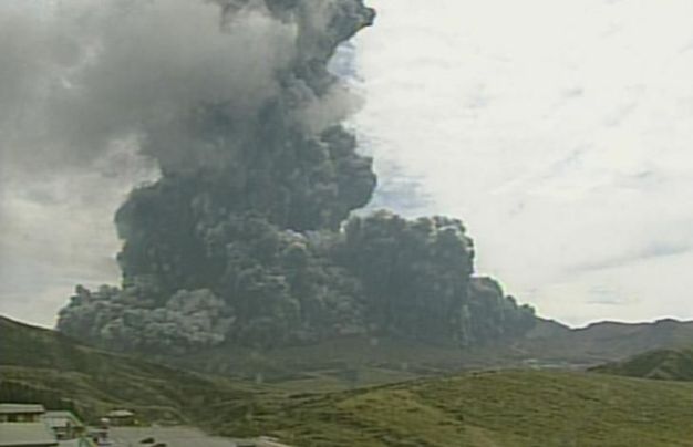 Erupción del monte Aso (foto Agencia Meteorológica de Japón)