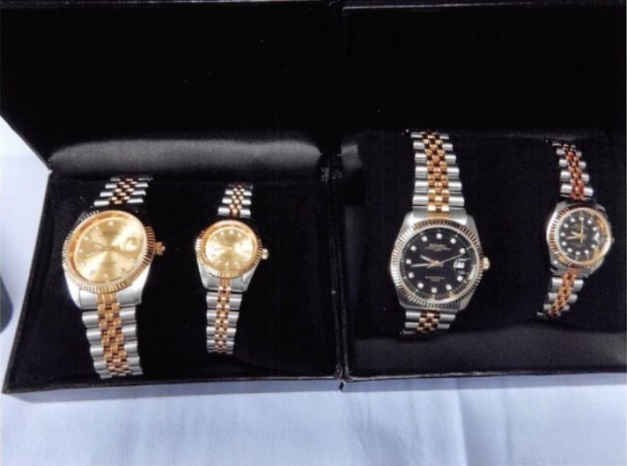 Relojes que los hombres ofrecían (foto policía de Tokio / Mainichi)