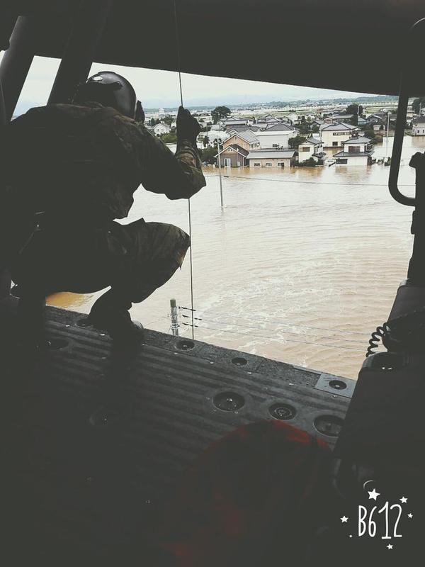 Desde el interior del helicóptero, ya a salvo (foto Twitter)