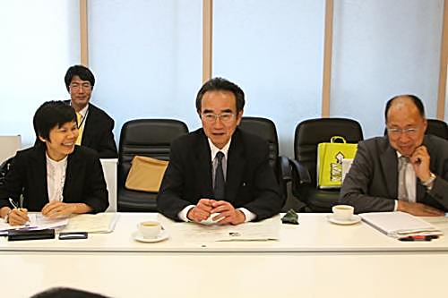 Ryutaro Hatanaka al centro de la foto.
