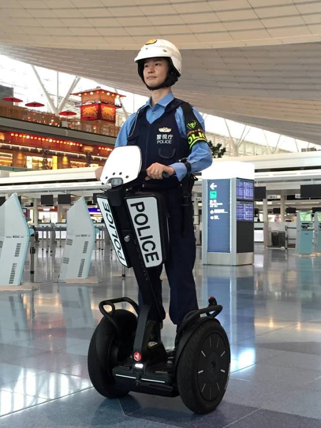 Policía en el vehículo eléctrico (foto Segway Japan)