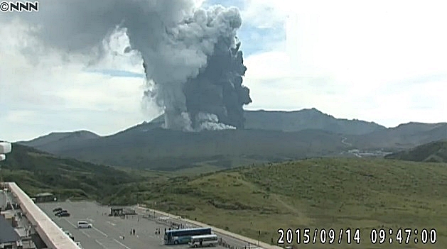 erupcion del monte aso 9.47 horas