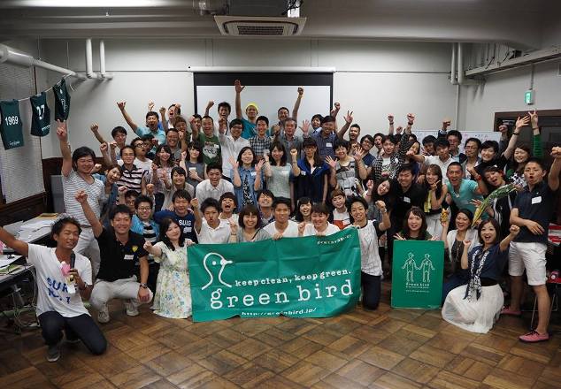 Equipo de japoneses que limpian espacios públicos (foto Greenbird)