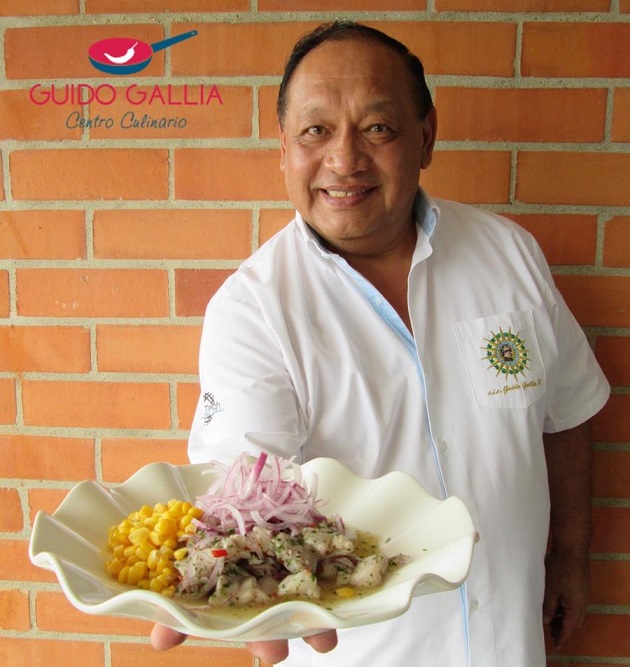 Guido Gallia muestra un plato de cebiche.