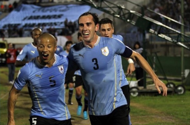 Godín, figura en las dos áreas (foto Asociación Uruguaya de Fútbol)