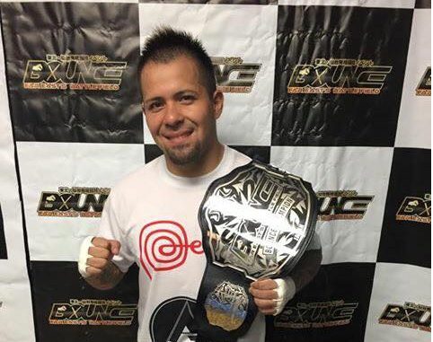 Yoshihiro Kasai con el cinturon de campeon 2