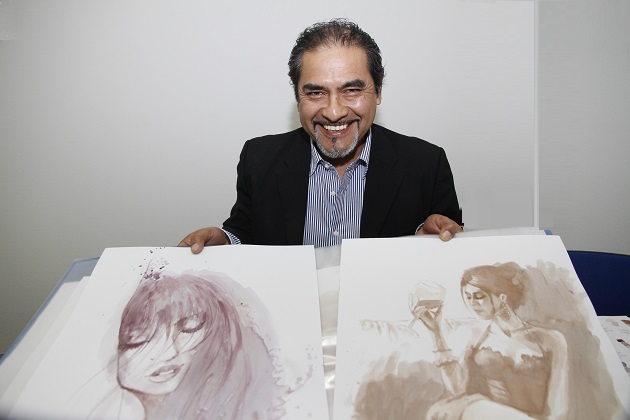 Edgar Lizarazu muestra sus trabajos pintados en vino.
