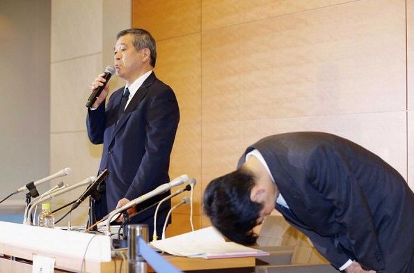 Hiroshi Kubo, izquierda, presidente de los Gigantes de Yomiuri.