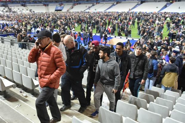Evacuación del Estadio Francia en París.