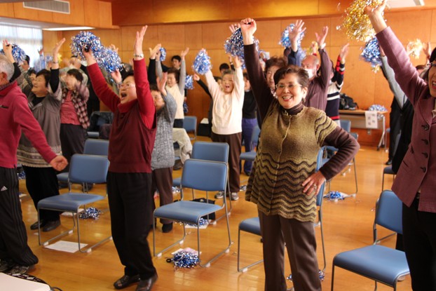 Ancianos cantan y hacen ejercicios en las sesiones de karaoke (foto city.kiyose.lg.jp)