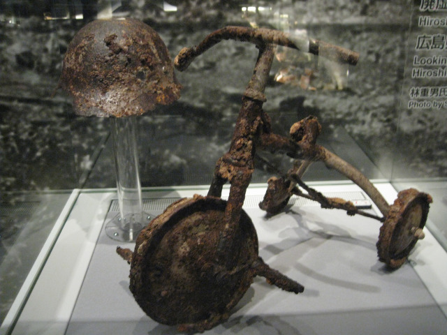 En el museo se exhibe el triciclo de un niño tras el estallido de la bomba (foto punynari)
