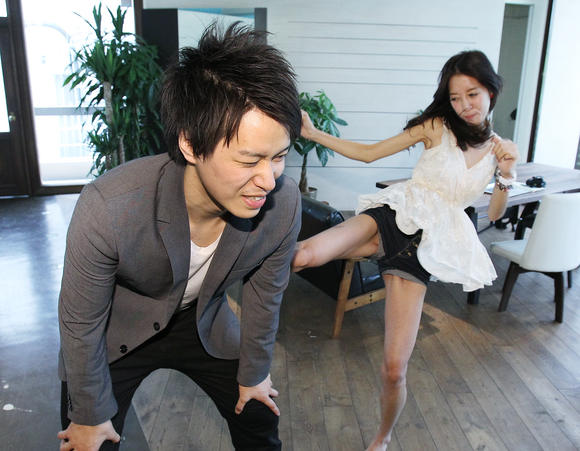 Hitomi Nogata y su patada sin costo alguno (foto Nikkei)