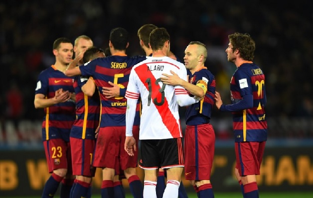 Alario saluda a los jugadores del Barza, campeones del mundialito FIFA (Foto FIFA/Gaetty Images)
