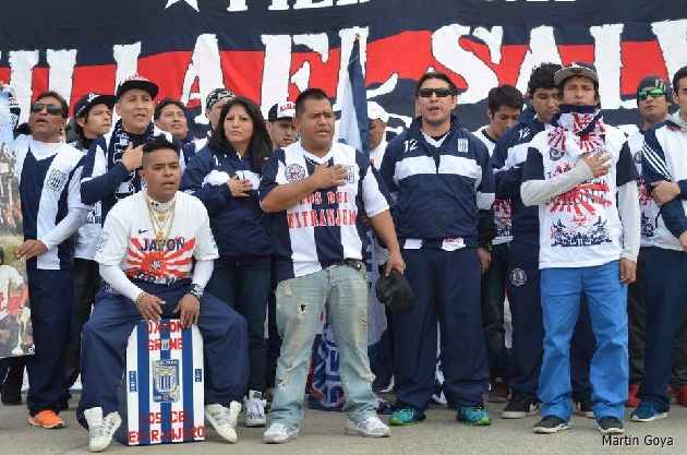 Homenaje de los hinchas aliancistas en la playa Kagenuma en Kanagawa.