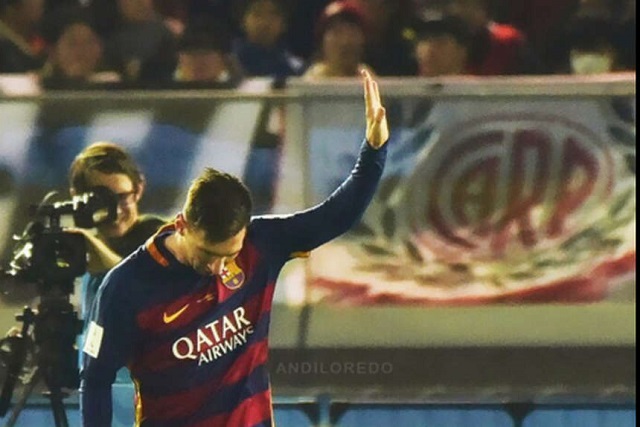 Leo se disculpa luego de anotar (foto Olé)