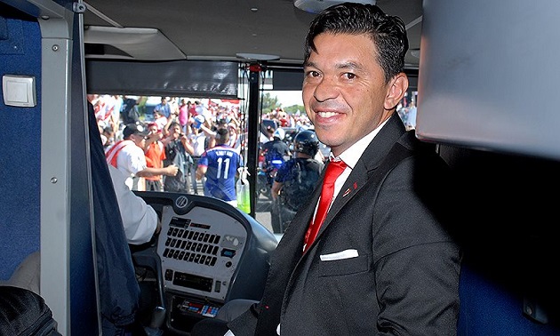 El técnico Marcelo Gallardo en la partida hacia Japón.