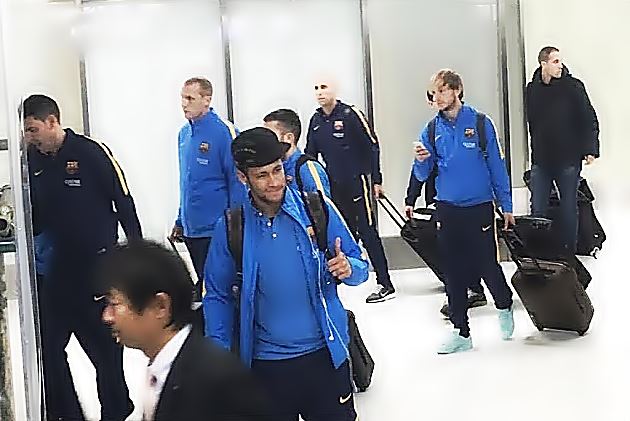 Neymar en el aeropuerto de Narita. (Foto Jun)