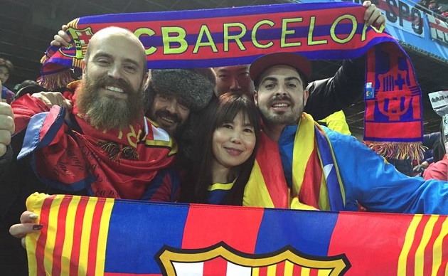 Una japonesa posa con seguidores de Barza en el estadio Internacional de Yokohama (Foto Martín Goya/International Press)