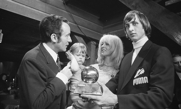 Johan Cruyff cuando recibio su primer Balon de Oro.