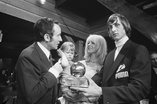Cruyff cuando recibió su primerl Balón de Oro en 1971. (Foto Wikipedia)
